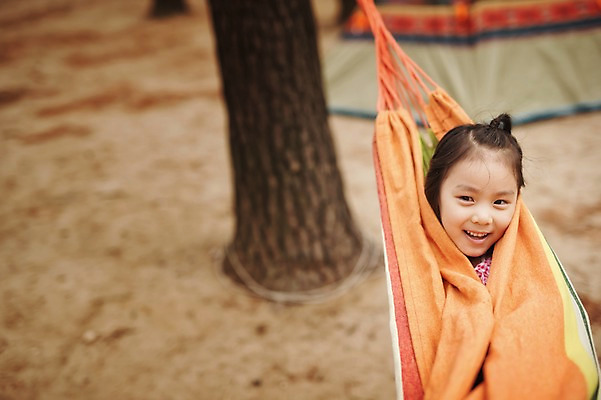 포토 JPG 주간 라이프스타일 여자 얼굴 어린이 장난 모션 휴식 한국 한명 미소 사람 동양인 소녀 야외 앞모습 신체부위 캠핑 한국인 가족라이프 추억 캠핑장 강원도 해먹 양양군 여자만 여자한명만 어린이만 소녀만 소녀한명만 국내포토 자연요소 1 아시아 뷰포인트 컨셉 가족 레저 표정 인종 생활 침대 파일형식