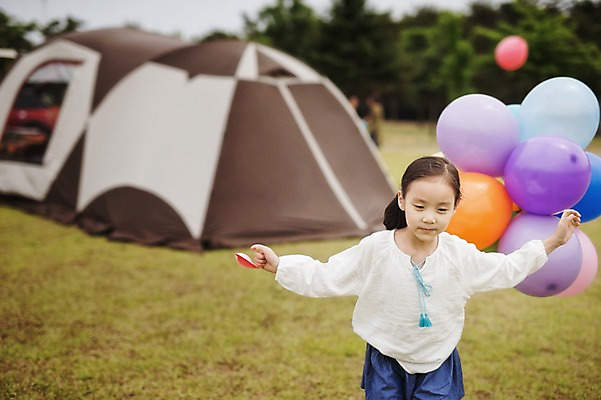 포토 JPG 주간 라이프스타일 여자 어린이 모션 한국 텐트 한명 들기 사람 동양인 소녀 상반신 야외 앞모습 달리기 캠핑 한국인 가족라이프 추억 캠핑장 강원도 풍선 양양군 여자만 여자한명만 어린이만 소녀만 소녀한명만 국내포토 자연요소 1 아시아 뷰포인트 컨셉 가족 레저 캠핑도구 인종 생활 파일형식