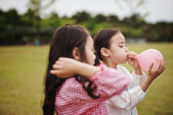 포토 JPG 주간 라이프스타일 여자 어린이 가족 모션 한국 서기 들기 사람 동양인 손짓 소녀 잔디 상반신 야외 두명 옆모습 캠핑 한국인 가족라이프 추억 불기 쌍둥이 캠핑장 자매 강원도 풍선 양양군 여자만 어린이만 국내포토 자연요소 식물 아시아 뷰포인트 컨셉 관계 레저 인종 생활 파일형식