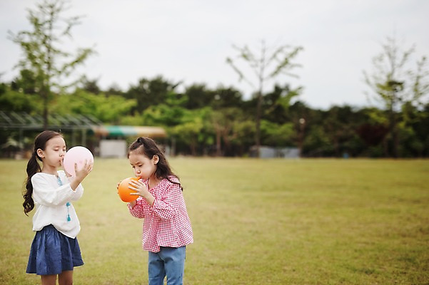 포토 JPG 주간 라이프스타일 여자 어린이 가족 모션 한국 서기 들기 사람 동양인 소녀 잔디 상반신 야외 두명 앞모습 캠핑 한국인 가족라이프 추억 불기 쌍둥이 캠핑장 자매 강원도 풍선 양양군 여자만 어린이만 국내포토 자연요소 식물 아시아 뷰포인트 컨셉 관계 레저 인종 생활 파일형식