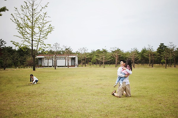 포토 JPG 주간 전신 라이프스타일 여자 남자 딸 어린이 가족 모션 한국 서기 사람 앉기 동양인 소녀 잔디 성인 야외 세명 30대 달리기 캠핑 한국인 가족라이프 아빠 추억 쌍둥이 캠핑장 자매 강원도 양양군 국내포토 자연요소 식물 아시아 컨셉 관계 레저 인종 생활 장년 파일형식