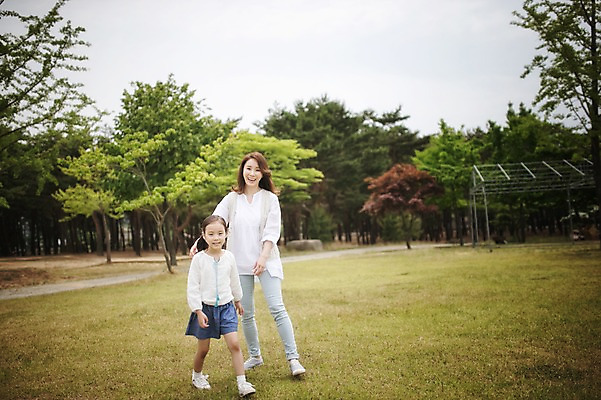 포토 JPG 주간 전신 라이프스타일 여자 어린이 가족 모션 모녀 엄마 한국 사람 동양인 소녀 잔디 성인 야외 두명 앞모습 30대 걷기 캠핑 한국인 가족라이프 추억 캠핑장 강원도 양양군 여자만 국내포토 자연요소 식물 딸 아시아 뷰포인트 컨셉 관계 레저 인종 생활 장년 파일형식