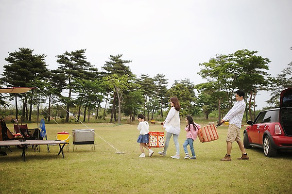 포토 JPG 주간 전신 라이프스타일 여자 남자 어린이 가족 모션 자동차 엄마 한국 함께함 들기 사람 동양인 소녀 여러명 성인 야외 옆모습 30대 걷기 화목 다정 캠핑 한국인 짐 가족라이프 운반 아빠 쌍둥이 캠핑장 즐거움 자매 강원도 양양군 국내포토 자연요소 감정 아시아 육상교통 뷰포인트 다수 컨셉 관계 레저 인종 생활 장년 파일형식
