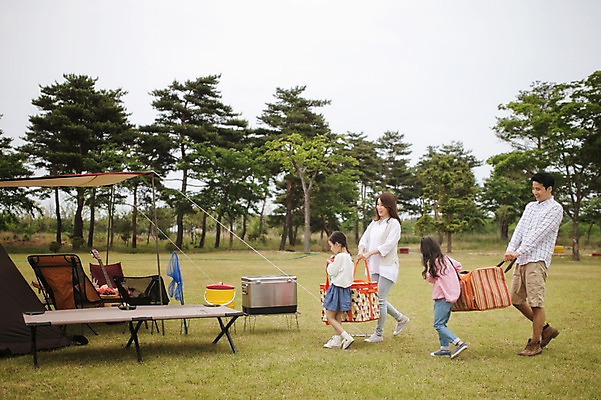 포토 JPG 주간 전신 라이프스타일 여자 남자 어린이 의자 가족 모션 탁자 엄마 한국 함께함 텐트 들기 사람 동양인 소녀 여러명 성인 야외 옆모습 30대 걷기 화목 다정 캠핑 한국인 짐 가족라이프 운반 아빠 쌍둥이 캠핑장 즐거움 자매 강원도 양양군 국내포토 자연요소 감정 아시아 뷰포인트 가구 다수 컨셉 관계 레저 캠핑도구 인종 생활 장년 파일형식