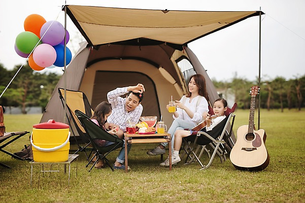 포토 JPG 주간 전신 라이프스타일 여자 남자 어린이 의자 과일 가족 모션 탁자 엄마 한국 함께함 텐트 들기 사람 앉기 동양인 소녀 여러명 성인 야외 앞모습 30대 화목 다정 캠핑 한국인 기타 가족라이프 아빠 쌍둥이 캠핑장 즐거움 자매 강원도 풍선 양양군 국내포토 자연요소 감정 아시아 뷰포인트 가구 다수 컨셉 관계 현악기 레저 캠핑도구 인종 생활 장년 파일형식