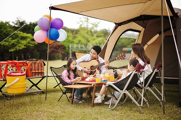 포토 JPG 주간 전신 라이프스타일 여자 남자 어린이 악기 음식 의자 가족 모션 엄마 휴식 한국 함께함 텐트 들기 사람 앉기 동양인 소녀 여러명 성인 야외 30대 화목 다정 캠핑 한국인 기타 가족라이프 아빠 쌍둥이 캠핑장 즐거움 자매 강원도 풍선 양양군 국내포토 자연요소 감정 아시아 음악 가구 다수 컨셉 관계 현악기 레저 캠핑도구 인종 생활 장년 파일형식