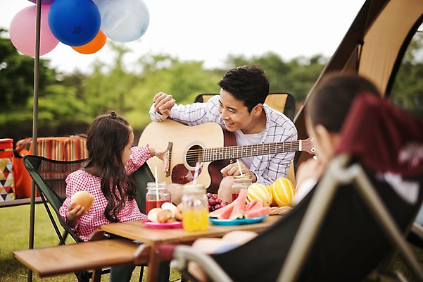 포토 JPG 주간 라이프스타일 여자 남자 어린이 의자 가족 모션 엄마 휴식 한국 함께함 미소 들기 사람 앉기 동양인 소녀 여러명 상반신 성인 야외 앞모습 뒷모습 30대 화목 다정 캠핑 한국인 기타 가족라이프 아빠 쌍둥이 캠핑장 즐거움 자매 강원도 풍선 양양군 국내포토 자연요소 감정 아시아 뷰포인트 가구 다수 컨셉 관계 현악기 레저 표정 인종 생활 장년 파일형식