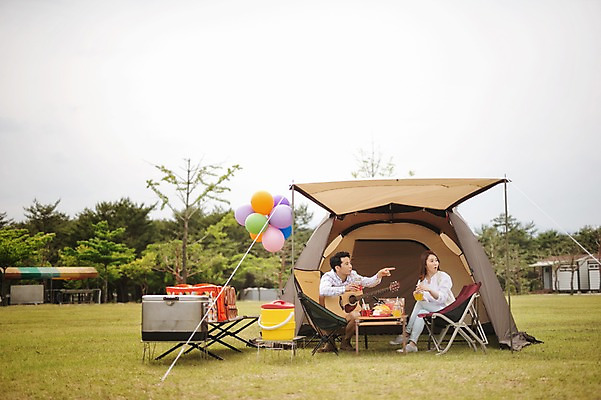 포토 JPG 주간 전신 라이프스타일 부부 응시 여자 남자 악기 의자 모션 휴식 한국 함께함 텐트 들기 사람 앉기 동양인 손짓 성인 야외 두명 30대 화목 다정 캠핑 한국인 기타 캠핑장 즐거움 강원도 풍선 양양군 부부라이프 장년만 성인만 국내포토 자연요소 커플 시선 감정 아시아 음악 가구 컨셉 현악기 레저 캠핑도구 인종 생활 장년 파일형식