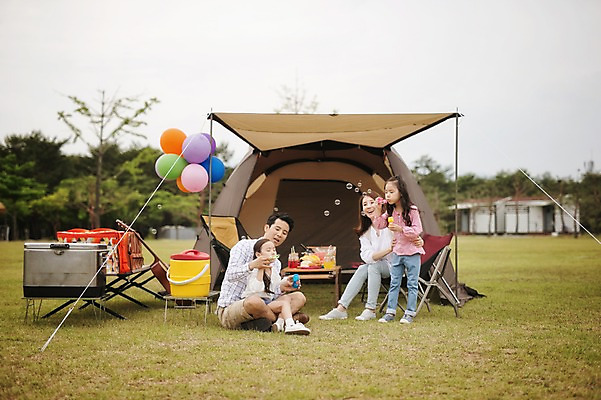 포토 JPG 주간 전신 라이프스타일 여자 남자 어린이 가족 모션 엄마 한국 함께함 텐트 서기 사람 동양인 소녀 여러명 성인 야외 앞모습 30대 화목 다정 캠핑 한국인 가족라이프 아빠 비눗방울 불기 쌍둥이 캠핑장 즐거움 자매 강원도 풍선 양양군 국내포토 자연요소 감정 아시아 뷰포인트 다수 컨셉 관계 레저 캠핑도구 인종 생활 장년 파일형식