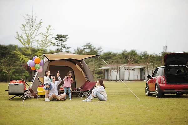 포토 JPG 주간 전신 라이프스타일 여자 남자 어린이 가족 모션 자동차 놀이 엄마 한국 함께함 텐트 서기 들기 사람 앉기 동양인 손짓 소녀 여러명 성인 야외 30대 화목 다정 캠핑 한국인 가리킴 가족라이프 아빠 비눗방울 쌍둥이 캠핑장 즐거움 자매 강원도 풍선 양양군 국내포토 자연요소 감정 아시아 육상교통 다수 컨셉 관계 레저 캠핑도구 인종 생활 장년 파일형식