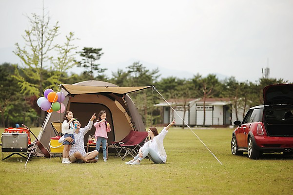 포토 JPG 주간 전신 라이프스타일 여자 남자 어린이 가족 모션 자동차 놀이 엄마 한국 함께함 텐트 서기 들기 사람 앉기 동양인 손짓 소녀 여러명 성인 야외 30대 화목 다정 캠핑 한국인 가리킴 가족라이프 아빠 비눗방울 쌍둥이 캠핑장 즐거움 자매 강원도 풍선 양양군 국내포토 자연요소 감정 아시아 육상교통 다수 컨셉 관계 레저 캠핑도구 인종 생활 장년 파일형식