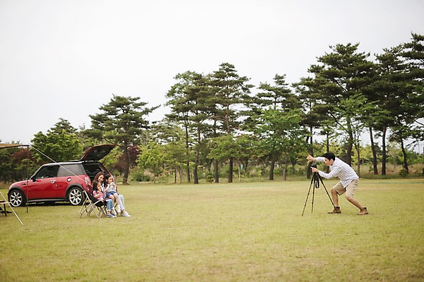 포토 JPG 주간 전신 라이프스타일 여자 남자 어린이 가족 모션 자동차 엄마 한국 함께함 서기 사람 앉기 동양인 소녀 여러명 성인 야외 옆모습 30대 카메라 화목 다정 캠핑 한국인 가족라이프 아빠 쌍둥이 캠핑장 즐거움 자매 강원도 삼각대 양양군 국내포토 자연요소 감정 아시아 육상교통 뷰포인트 다수 컨셉 관계 레저 인종 생활 장년 전자제품 파일형식