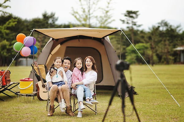 포토 JPG 주간 전신 라이프스타일 여자 남자 어린이 가족 모션 엄마 한국 함께함 텐트 미소 사람 앉기 동양인 소녀 여러명 성인 야외 앞모습 30대 카메라 화목 다정 캠핑 한국인 가족라이프 아빠 쌍둥이 캠핑장 즐거움 자매 강원도 풍선 삼각대 양양군 국내포토 자연요소 감정 아시아 뷰포인트 다수 컨셉 관계 레저 표정 캠핑도구 인종 생활 장년 전자제품 파일형식
