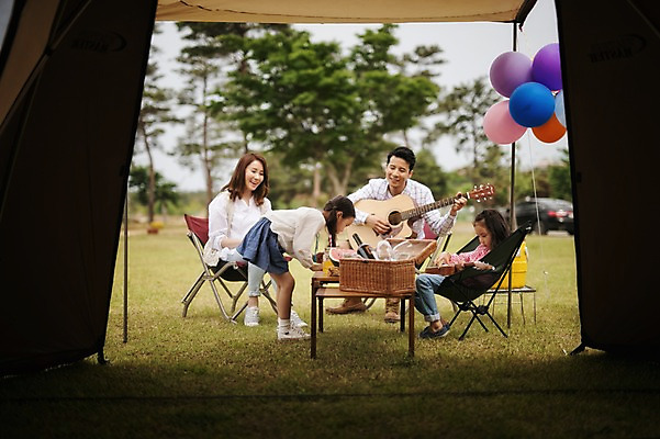 포토 JPG 주간 전신 라이프스타일 여자 남자 어린이 악기 가족 모션 엄마 한국 함께함 서기 들기 사람 앉기 동양인 소녀 여러명 성인 야외 30대 화목 다정 캠핑 한국인 기타 가족라이프 아빠 쌍둥이 캠핑장 즐거움 자매 강원도 풍선 양양군 국내포토 자연요소 감정 아시아 음악 다수 컨셉 관계 현악기 레저 인종 생활 장년 파일형식