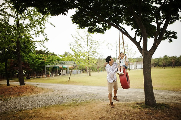 포토 JPG 주간 전신 나무 식물 라이프스타일 여자 남자 딸 어린이 가족 모션 한국 서기 사람 앉기 동양인 소녀 성인 야외 두명 30대 캠핑 한국인 가족라이프 아빠 추억 승차 쌍둥이 캠핑장 그네 자매 타이어 강원도 양양군 부녀 국내포토 자연요소 아시아 컨셉 관계 레저 인종 생활 장년 파일형식