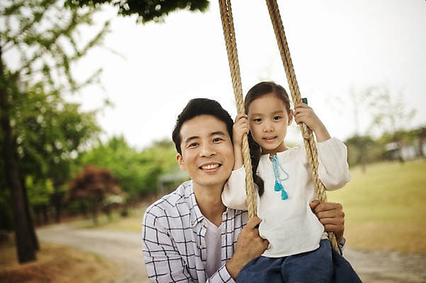 포토 JPG 주간 나무 식물 라이프스타일 여자 남자 딸 어린이 가족 모션 한국 서기 사람 앉기 동양인 소녀 상반신 성인 야외 두명 30대 캠핑 한국인 가족라이프 아빠 추억 승차 쌍둥이 캠핑장 그네 자매 타이어 강원도 양양군 부녀 국내포토 자연요소 아시아 컨셉 관계 레저 인종 생활 장년 파일형식