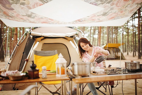 포토 JPG 주간 전신 우먼라이프 라이프스타일 여자 모션 탁자 주전자 휴식 한국 텐트 한명 미소 들기 사람 앉기 동양인 성인 야외 앞모습 30대 캠핑 한국인 추억 캠핑장 천막 강원도 양양군 여자만 여자한명만 성인여자만 성인한명만 성인여자한명만 장년만 장년여자만 장년여자한명만 성인만 국내포토 자연요소 1 아시아 뷰포인트 가구 컨셉 주방용품 레저 표정 캠핑도구 인종 생활 장년 파일형식