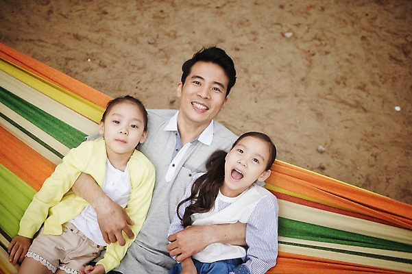 포토 JPG 주간 나무 식물 라이프스타일 여자 남자 딸 어린이 가족 모션 놀이 한국 미소 사람 동양인 소녀 상반신 성인 야외 앞모습 세명 30대 눕기 캠핑 한국인 가족라이프 아빠 추억 쌍둥이 캠핑장 자매 강원도 해먹 양양군 국내포토 자연요소 아시아 뷰포인트 컨셉 관계 레저 표정 인종 생활 장년 침대 파일형식