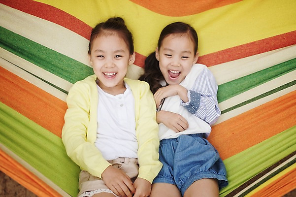 포토 JPG 주간 라이프스타일 여자 어린이라이프 어린이 모션 한국 미소 사람 동양인 소녀 상반신 야외 두명 앞모습 눕기 캠핑 한국인 추억 쌍둥이 캠핑장 자매 강원도 해먹 양양군 여자만 어린이만 국내포토 자연요소 아시아 뷰포인트 컨셉 가족 레저 표정 인종 생활 침대 파일형식