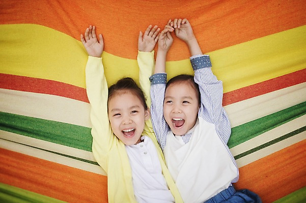 포토 JPG 주간 라이프스타일 여자 어린이라이프 어린이 장난 모션 놀이 한국 미소 사람 앉기 동양인 손짓 소녀 상반신 야외 두명 앞모습 눕기 캠핑 한국인 추억 쌍둥이 자매 강원도 손뻗기 양양군 여자만 어린이만 국내포토 자연요소 아시아 뷰포인트 컨셉 가족 레저 표정 인종 생활 파일형식