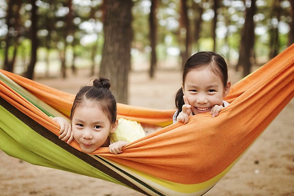 포토 JPG 주간 나무 식물 라이프스타일 여자 어린이라이프 어린이 장난 모션 놀이 한국 미소 사람 앉기 동양인 소녀 상반신 야외 두명 앞모습 캠핑 한국인 추억 숲 쌍둥이 자매 강원도 해먹 양양군 여자만 어린이만 국내포토 자연요소 아시아 뷰포인트 컨셉 가족 레저 표정 인종 생활 침대 파일형식