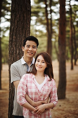 포토 JPG 주간 나무 식물 라이프스타일 부부 여자 남자 행복 여유 안기 모션 한국 함께함 사랑 서기 미소 사람 동양인 상반신 성인 야외 두명 앞모습 30대 다정 캠핑 한국인 숲 강원도 백허그 양양군 부부라이프 장년만 성인만 국내포토 자연요소 커플 감정 아시아 뷰포인트 컨셉 포옹 레저 표정 인종 생활 장년 파일형식