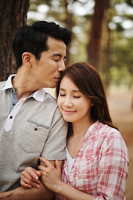 포토 JPG 주간 나무 식물 라이프스타일 부부 여자 남자 행복 여유 모션 키스 한국 함께함 사랑 서기 미소 사람 동양인 상반신 성인 야외 두명 앞모습 30대 팔짱 눈감음 다정 캠핑 한국인 숲 강원도 양양군 부부라이프 장년만 성인만 국내포토 자연요소 커플 감정 아시아 뷰포인트 컨셉 레저 표정 인종 생활 장년 애정표현 파일형식