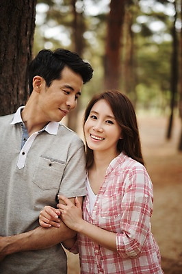 포토 JPG 주간 나무 식물 라이프스타일 부부 응시 여자 남자 행복 여유 모션 한국 함께함 사랑 서기 미소 사람 동양인 상반신 성인 야외 두명 앞모습 30대 팔짱 다정 캠핑 한국인 숲 강원도 양양군 부부라이프 장년만 성인만 국내포토 자연요소 커플 시선 감정 아시아 뷰포인트 컨셉 레저 표정 인종 생활 장년 파일형식