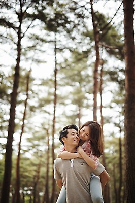 포토 JPG 주간 나무 식물 라이프스타일 부부 여자 남자 행복 여유 모션 한국 함께함 사랑 서기 미소 사람 동양인 상반신 성인 야외 두명 앞모습 30대 다정 캠핑 한국인 숲 강원도 업기 양양군 부부라이프 장년만 성인만 국내포토 자연요소 커플 감정 아시아 뷰포인트 컨셉 레저 표정 인종 생활 장년 파일형식