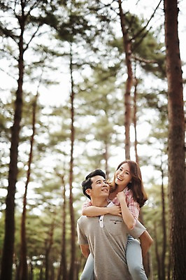 포토 JPG 주간 나무 식물 라이프스타일 부부 여자 남자 행복 여유 모션 한국 함께함 사랑 서기 미소 사람 동양인 상반신 성인 야외 두명 앞모습 30대 다정 캠핑 한국인 숲 강원도 업기 양양군 부부라이프 장년만 성인만 국내포토 자연요소 커플 감정 아시아 뷰포인트 컨셉 레저 표정 인종 생활 장년 파일형식