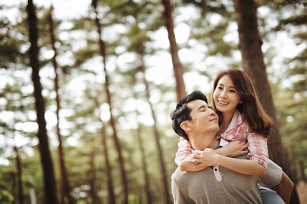 포토 JPG 주간 나무 식물 라이프스타일 부부 여자 남자 행복 여유 모션 한국 함께함 사랑 서기 미소 사람 동양인 상반신 성인 야외 두명 앞모습 30대 다정 캠핑 한국인 숲 강원도 업기 양양군 부부라이프 장년만 성인만 국내포토 자연요소 커플 감정 아시아 뷰포인트 컨셉 레저 표정 인종 생활 장년 파일형식