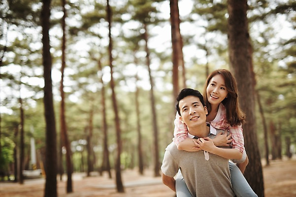 포토 JPG 주간 나무 식물 라이프스타일 부부 여자 남자 행복 여유 모션 한국 함께함 사랑 서기 미소 사람 동양인 상반신 성인 야외 두명 앞모습 30대 다정 캠핑 한국인 숲 강원도 업기 양양군 부부라이프 장년만 성인만 국내포토 자연요소 커플 감정 아시아 뷰포인트 컨셉 레저 표정 인종 생활 장년 파일형식
