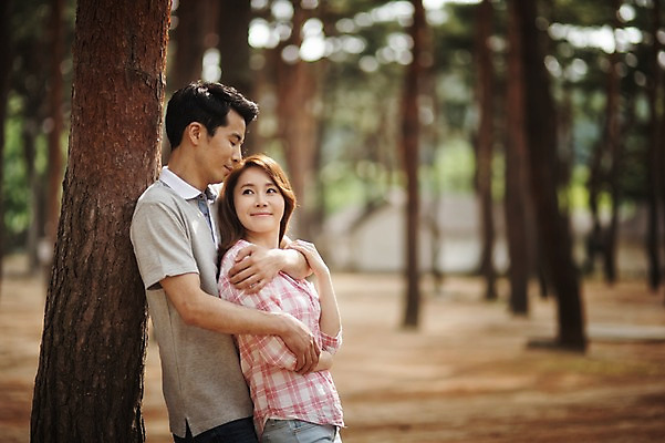 포토 JPG 주간 나무 식물 라이프스타일 부부 여자 남자 행복 여유 안기 모션 한국 함께함 사랑 서기 미소 사람 동양인 상반신 성인 야외 두명 앞모습 30대 기댐 다정 캠핑 한국인 숲 강원도 백허그 양양군 부부라이프 장년만 성인만 국내포토 자연요소 커플 감정 아시아 뷰포인트 컨셉 포옹 레저 표정 인종 생활 장년 파일형식