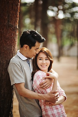 포토 JPG 주간 나무 식물 라이프스타일 부부 여자 남자 행복 여유 안기 모션 한국 함께함 사랑 서기 미소 사람 동양인 상반신 성인 야외 두명 앞모습 30대 기댐 다정 캠핑 한국인 숲 강원도 백허그 양양군 부부라이프 장년만 성인만 국내포토 자연요소 커플 감정 아시아 뷰포인트 컨셉 포옹 레저 표정 인종 생활 장년 파일형식