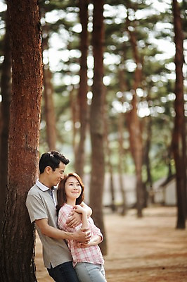 포토 JPG 주간 나무 식물 라이프스타일 부부 여자 남자 행복 여유 안기 모션 한국 함께함 사랑 서기 미소 사람 동양인 상반신 성인 야외 두명 앞모습 30대 기댐 다정 캠핑 한국인 숲 강원도 백허그 양양군 부부라이프 장년만 성인만 국내포토 자연요소 커플 감정 아시아 뷰포인트 컨셉 포옹 레저 표정 인종 생활 장년 파일형식