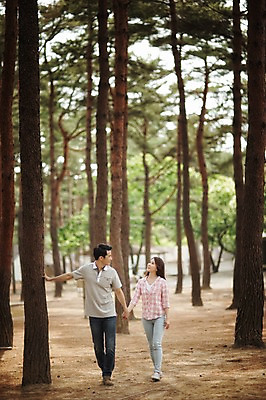포토 JPG 주간 전신 나무 식물 라이프스타일 부부 여자 남자 행복 여유 모션 한국 함께함 사랑 미소 사람 동양인 성인 야외 두명 앞모습 30대 걷기 손잡기 다정 캠핑 한국인 숲 강원도 양양군 부부라이프 장년만 성인만 국내포토 자연요소 커플 감정 아시아 뷰포인트 컨셉 레저 표정 인종 생활 장년 파일형식