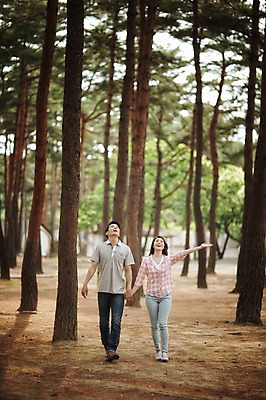 포토 JPG 주간 전신 나무 식물 라이프스타일 부부 응시 여자 남자 행복 여유 모션 한국 함께함 사랑 미소 사람 동양인 손짓 성인 야외 두명 앞모습 30대 걷기 손잡기 다정 캠핑 한국인 숲 강원도 양양군 부부라이프 장년만 성인만 국내포토 자연요소 커플 시선 감정 아시아 뷰포인트 컨셉 레저 표정 인종 생활 장년 파일형식