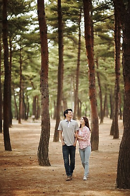 포토 JPG 주간 전신 나무 식물 라이프스타일 부부 여자 남자 행복 여유 모션 한국 함께함 사랑 미소 사람 동양인 성인 야외 두명 앞모습 30대 걷기 팔짱 다정 캠핑 한국인 숲 강원도 양양군 부부라이프 장년만 성인만 국내포토 자연요소 커플 감정 아시아 뷰포인트 컨셉 레저 표정 인종 생활 장년 파일형식