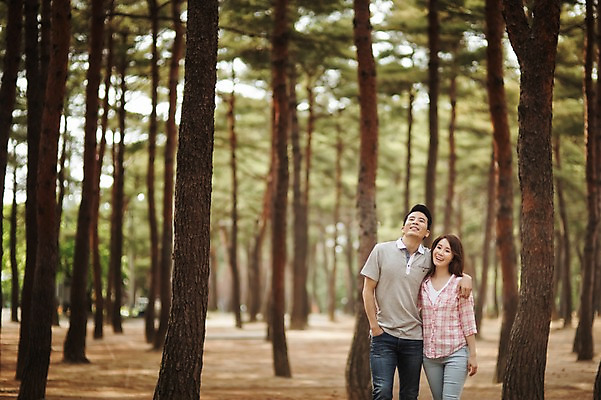 포토 JPG 주간 나무 식물 라이프스타일 부부 여자 남자 행복 여유 모션 어깨동무 한국 함께함 사랑 미소 사람 동양인 상반신 성인 야외 두명 앞모습 30대 걷기 다정 캠핑 한국인 숲 강원도 양양군 부부라이프 장년만 성인만 국내포토 자연요소 커플 감정 아시아 뷰포인트 포즈 컨셉 레저 표정 인종 생활 장년 파일형식