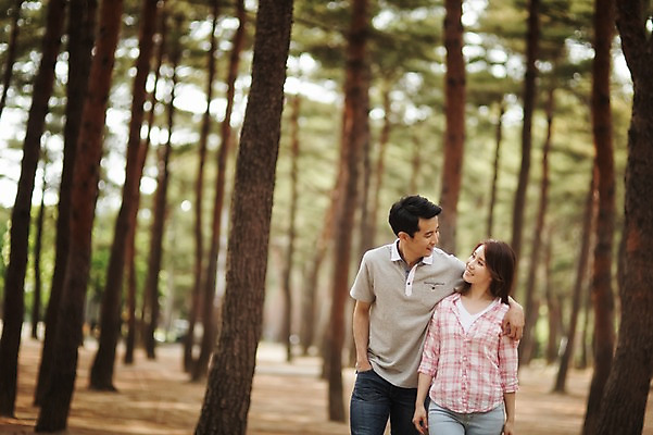 포토 JPG 주간 나무 식물 라이프스타일 부부 여자 남자 행복 여유 모션 어깨동무 한국 함께함 사랑 미소 사람 동양인 상반신 성인 야외 두명 앞모습 30대 마주보기 걷기 다정 캠핑 한국인 숲 강원도 양양군 부부라이프 장년만 성인만 국내포토 자연요소 커플 감정 아시아 뷰포인트 포즈 컨셉 레저 표정 인종 생활 장년 파일형식