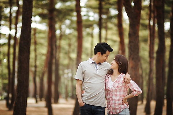 포토 JPG 주간 나무 식물 라이프스타일 부부 여자 남자 행복 여유 모션 어깨동무 한국 함께함 사랑 미소 사람 동양인 상반신 성인 야외 두명 앞모습 30대 마주보기 걷기 팔짱 다정 캠핑 한국인 숲 강원도 양양군 부부라이프 장년만 성인만 국내포토 자연요소 커플 감정 아시아 뷰포인트 포즈 컨셉 레저 표정 인종 생활 장년 파일형식