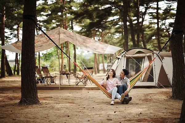 포토 JPG 주간 전신 나무 식물 라이프스타일 부부 응시 여자 남자 행복 여유 모션 한국 함께함 텐트 사랑 사람 앉기 동양인 성인 야외 두명 앞모습 30대 다정 캠핑 한국인 숲 캠핑장 천막 강원도 해먹 양양군 부부라이프 장년만 성인만 국내포토 자연요소 커플 시선 감정 아시아 뷰포인트 컨셉 레저 캠핑도구 인종 생활 장년 침대 파일형식