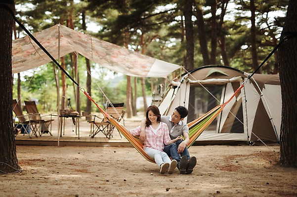 포토 JPG 주간 전신 나무 식물 라이프스타일 부부 여자 남자 행복 여유 모션 한국 함께함 텐트 사랑 미소 사람 앉기 동양인 성인 야외 두명 앞모습 30대 다정 캠핑 한국인 숲 캠핑장 천막 강원도 해먹 양양군 부부라이프 장년만 성인만 국내포토 자연요소 커플 감정 아시아 뷰포인트 컨셉 레저 표정 캠핑도구 인종 생활 장년 침대 파일형식