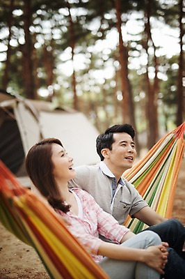 포토 JPG 주간 나무 식물 라이프스타일 부부 응시 여자 남자 행복 여유 모션 한국 함께함 텐트 사랑 사람 앉기 동양인 상반신 성인 야외 두명 옆모습 30대 다정 캠핑 한국인 숲 캠핑장 강원도 해먹 양양군 부부라이프 장년만 성인만 국내포토 자연요소 커플 시선 감정 아시아 뷰포인트 컨셉 레저 캠핑도구 인종 생활 장년 침대 파일형식