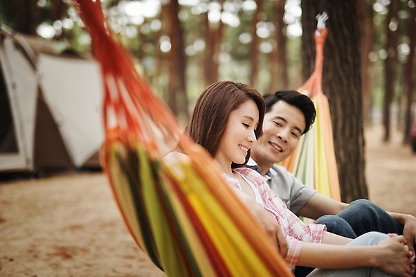 포토 JPG 주간 나무 식물 라이프스타일 부부 여자 남자 행복 여유 모션 한국 함께함 텐트 사랑 미소 사람 앉기 동양인 상반신 성인 야외 두명 옆모습 30대 다정 캠핑 한국인 숲 캠핑장 강원도 해먹 양양군 부부라이프 장년만 성인만 국내포토 자연요소 커플 감정 아시아 뷰포인트 컨셉 레저 표정 캠핑도구 인종 생활 장년 침대 파일형식