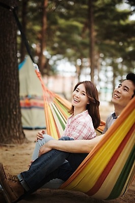 포토 JPG 주간 전신 나무 식물 라이프스타일 부부 여자 남자 행복 여유 모션 한국 함께함 텐트 사랑 미소 사람 앉기 동양인 성인 야외 두명 옆모습 30대 다정 캠핑 한국인 숲 캠핑장 강원도 해먹 양양군 부부라이프 장년만 성인만 국내포토 자연요소 커플 감정 아시아 뷰포인트 컨셉 레저 표정 캠핑도구 인종 생활 장년 침대 파일형식