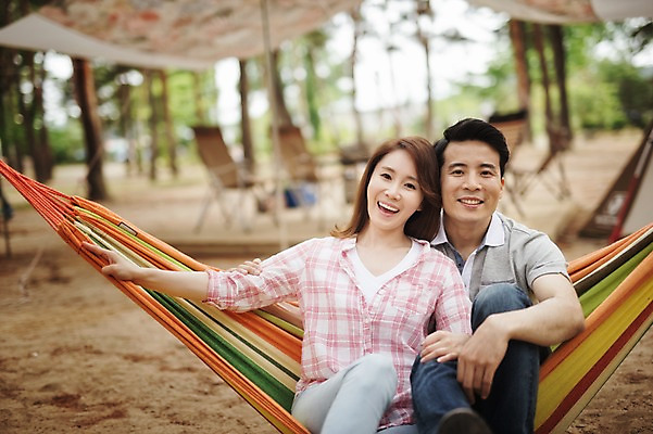 포토 JPG 주간 라이프스타일 부부 여자 남자 행복 여유 모션 한국 함께함 텐트 사랑 미소 사람 앉기 동양인 상반신 성인 야외 두명 앞모습 30대 다정 캠핑 한국인 숲 캠핑장 강원도 해먹 양양군 부부라이프 장년만 성인만 국내포토 자연요소 커플 감정 아시아 뷰포인트 컨셉 레저 표정 캠핑도구 인종 생활 장년 침대 파일형식