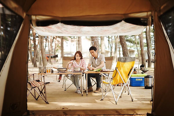 포토 JPG 주간 전신 라이프스타일 부부 여자 남자 행복 여유 의자 재료 모션 탁자 주방용품 한국 함께함 텐트 사랑 요리 사람 앉기 동양인 성인 야외 두명 앞모습 30대 다정 캠핑 한국인 캠핑장 강원도 양양군 부부라이프 장년만 성인만 국내포토 자연요소 커플 감정 아시아 뷰포인트 가구 생활용품 컨셉 레저 캠핑도구 인종 생활 장년 파일형식