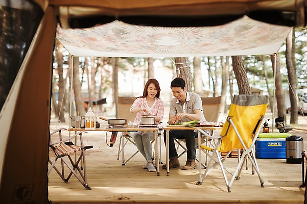 포토 JPG 주간 전신 라이프스타일 부부 여자 남자 행복 여유 의자 재료 모션 탁자 한국 함께함 사랑 요리 사람 앉기 동양인 성인 야외 두명 앞모습 30대 다정 캠핑 한국인 캠핑장 강원도 양양군 부부라이프 장년만 성인만 국내포토 자연요소 커플 감정 아시아 뷰포인트 가구 컨셉 레저 인종 생활 장년 파일형식
