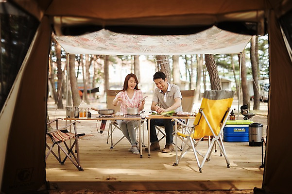 포토 JPG 주간 전신 라이프스타일 부부 여자 남자 행복 여유 음식 의자 재료 모션 탁자 한국 함께함 사랑 요리 미소 사람 앉기 동양인 성인 야외 두명 앞모습 30대 다정 캠핑 한국인 캠핑장 강원도 양양군 부부라이프 장년만 성인만 국내포토 자연요소 커플 감정 아시아 뷰포인트 가구 컨셉 레저 표정 인종 생활 장년 파일형식